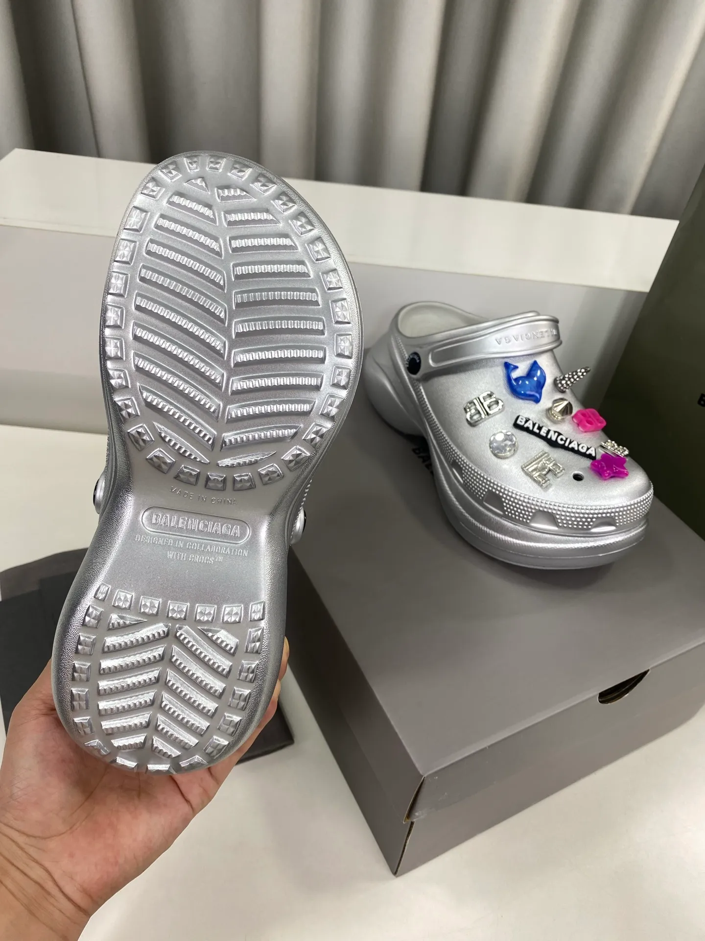 💕💕Factory direct selling price p560💕💕 Men’s and women’s Balenciaga x Crocs co-branded Crocs‼ ️ Balenciaga x Crocs' latest spring and summer couple's Crocs, a new dark horse item for spring 25, fashion bloggers at home and abroad have put on foot shows, popular on social platforms at home and abroad, fashionistas must buy, various Balenciaga element hardware buckle DIY highly brand-recognizable, heavy investment in mold making, ingenious craftsmanship, accurate restoration of every detail, original molded EVA rubber and plastic one-piece outsole, super light on the foot, 6cm outsole height, a proper heightening artifact Original complete package Size: 35-45